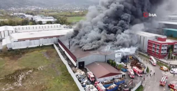 Kocaeli'de geri dönüşüm fabrikasında çıkan yangına müdahale ediliyor