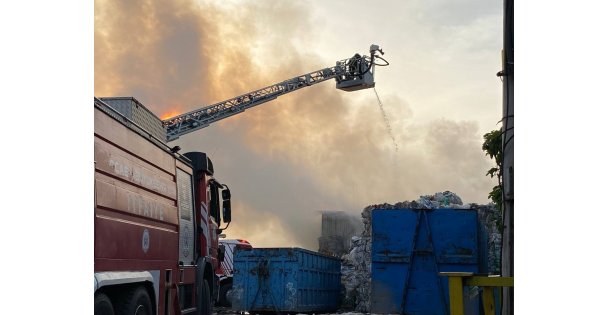 Kocaeli'de Geri Dönüşüm Tesisinde Yangın