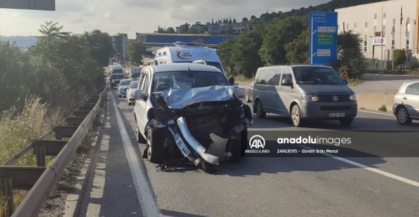 Kocaeli'de hafif ticari araç ile otomobil çarpıştı: 2 yaralı