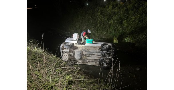 Kocaeli'de Hafif Ticari Araç Su Kanalına Uçtu: 1 Yaralı