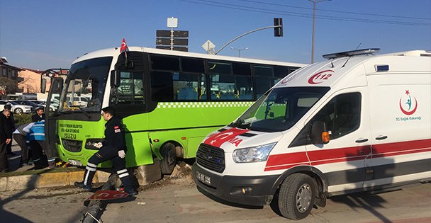 Kocaeli'de Halk Otobüsü Kamyonetle Çarpıştı: 2 yaralı