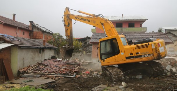 Kocaeli'de hasarlı yapıların yıkımı başladı
