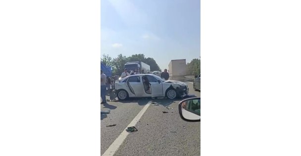 Kocaeli'de iki ayrı noktada 8 araç zincirleme kazaya karıştı