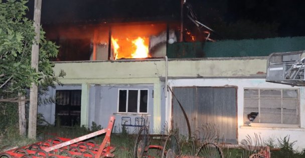 Kocaeli'de iki katlı evde çıkan yangın söndürüldü