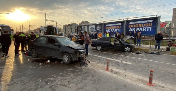 Kocaeli'de iki otomobil çarpıştı, yol trafiğe kapandı: 5 yaralı