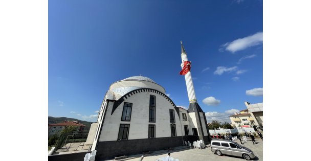 Kocaeli'de İnşa Edilen Adalet Camisi İbadete Açıldı