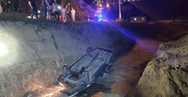 Kocaeli'de İnşaat Alanına Devrilen Otomobilin Sürücüsü Yaralandı