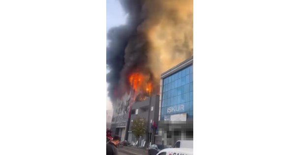Kocaeli'de iş yerinde yangın, çok sayıda ekip sevk edildi