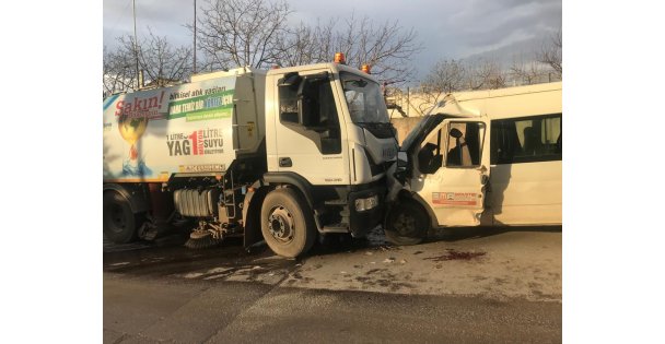 Kocaeli'de işçi servisi ile temizlik kamyonunun çarpıştığı kazada 8 kişi yaralandı