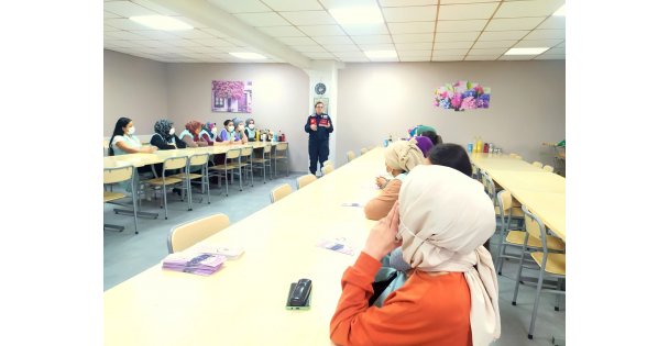 Kocaeli'de Jandarma Ekipleri KADES Uygulamasını Tanıttı