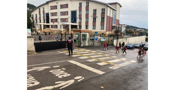Kocaeli'de jandarma, okul çevresinde ve öğrenci servislerinde denetim yaptı