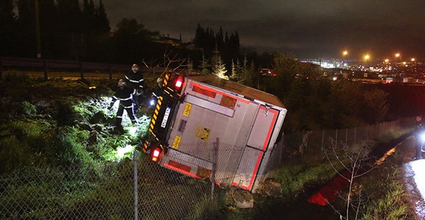 Kocaeli'de kamyon devrildi: 1 yaralı