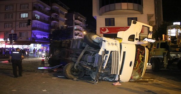 Kocaeli'de Kamyon Devrildi: 3 Yaralı