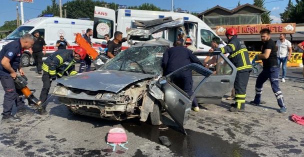 Kocaeli'de kamyon ışıkta bekleyen otomobillerin arasına daldı: 2 kardeş öldü, anne ağır yaralı