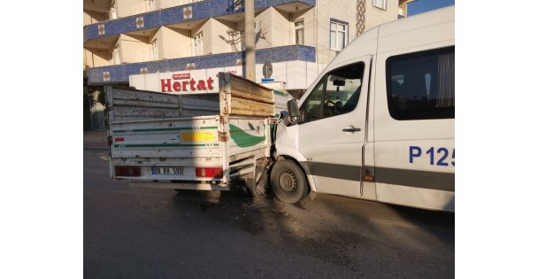 Kocaeli'de kamyonet ile çarpışan servis minibüsünün sürücüsü yaralandı