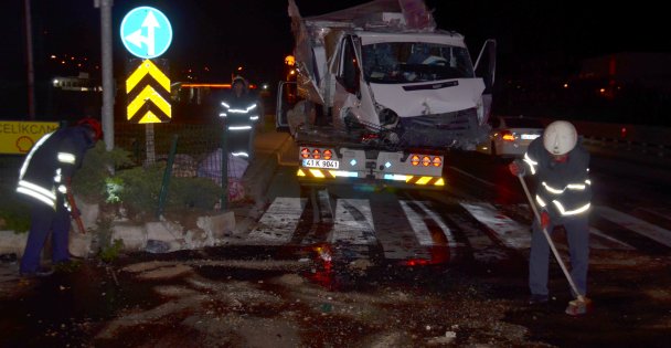 Kocaeli'de kamyonet refüje çarptı: 3 yaralı