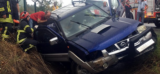 Kocaeli'de kamyonet sulama kanalına devrildi: 2 yaralı