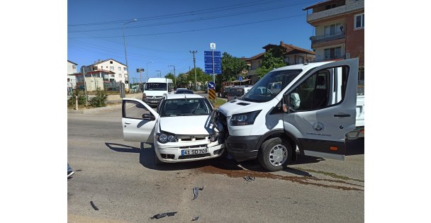 Kocaeli'de kamyonetle otomobil çarpıştı: 4 yaralı