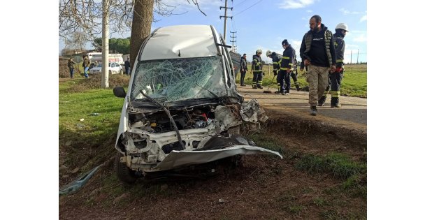 Kocaeli'de kamyonla hafif ticari aracın çarpıştığı kazada 3 kişi yaralandı
