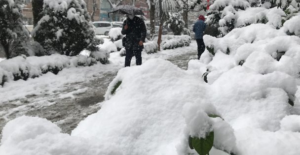 Kocaeli'de kar yağışı, aralıklarla etkisini sürdürüyor.