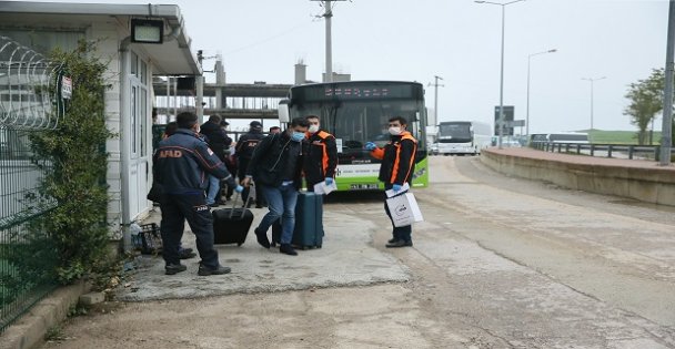 Kocaeli'de karantina süresi dolan vatandaşlar evlerine uğurlandı