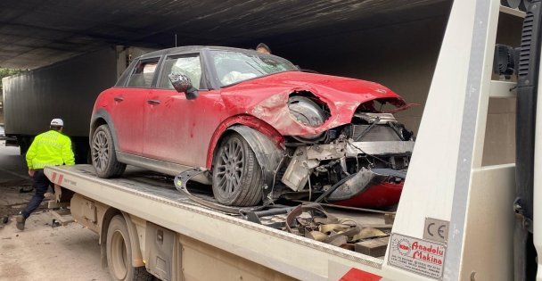 Kocaeli'de köprü ayağına çarpan otomobilin sürücüsü yaralandı