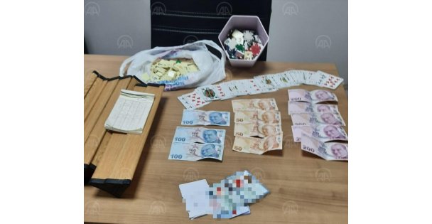 Kocaeli'de kumar oynayan ve Kovid-19 tedbirlerini ihlal eden kişilere para cezası kesildi