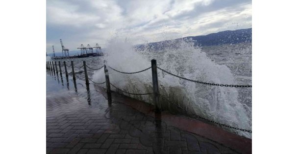 Kocaeli'de kuvvetli rüzgar nedeniyle deniz taştı