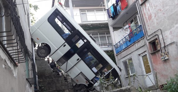 Kocaeli'de minibüs devrildi: 20 yaralı