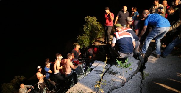 Kocaeli'de otomobil baraj göletine devrildi: 2 yaralı