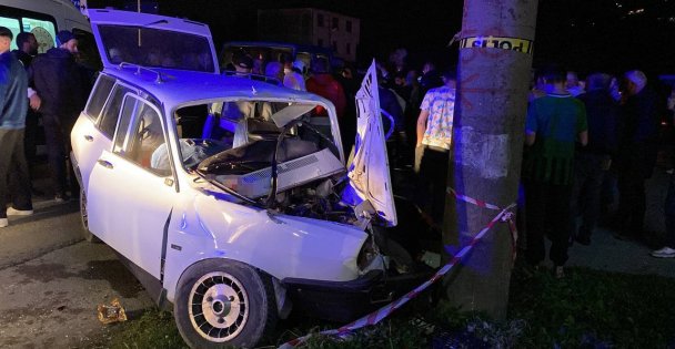 Kocaeli'de otomobil elektrik direğine çarptı: 4 yaralı