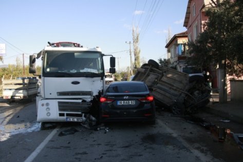 Kocaeli'de otomobil ile tır çarpıştı: 4 yaralı