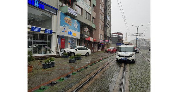 Kocaeli'de otomobil iş yerine girdi: 1 yaralı