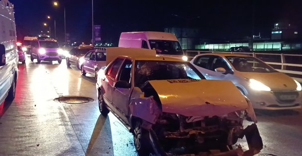 Kocaeli'de otomobil, kırmızı ışıkta duran araca çarptı: 1 yaralı