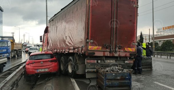 Kocaeli'de otomobil parçaları yüklü kamyonun otomobile çarpması ulaşımı aksattı