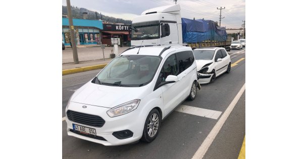 Kocaeli'de otomobil ve hafif ticari araç çarpıştı, 1 çocuk yaralandı