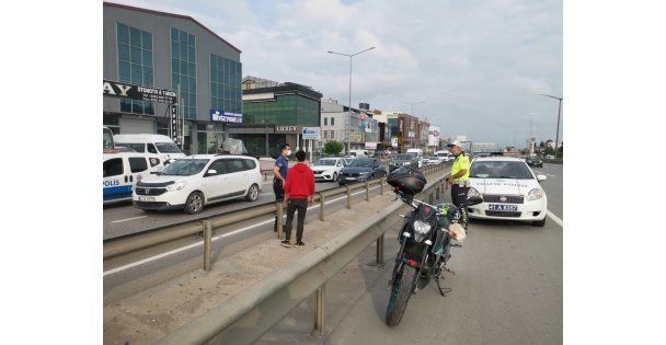 Kocaeli'de otomobilin çarptığı motosiklet sürücüsü yaralandı