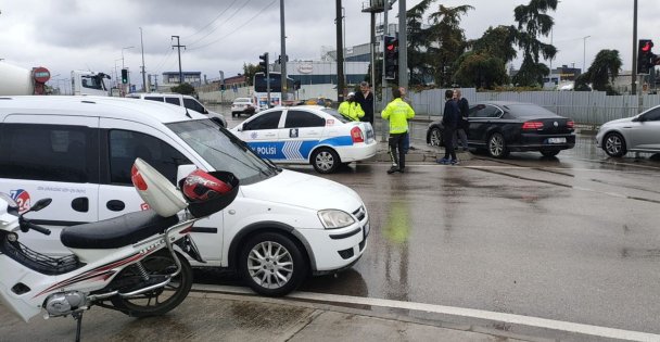 Kocaeli'de otomobille çarpışan motosikletin sürücüsü yaralandı