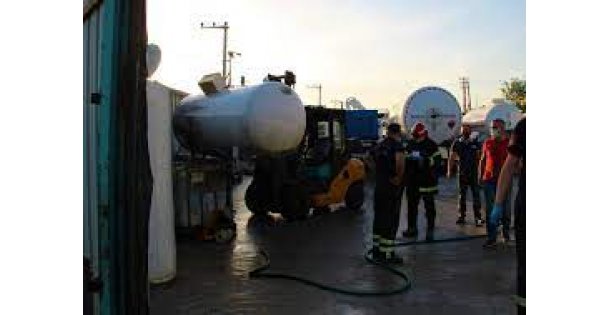 Kocaeli'de patlayan amonyak tankına müdahale edildi