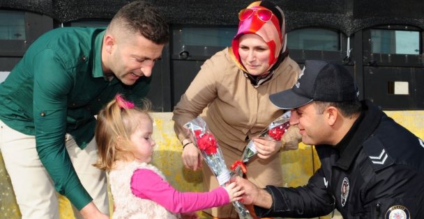 Kocaeli'de polis ekipleri Kadınlar Günü dolayısıyla karanfil dağıttı