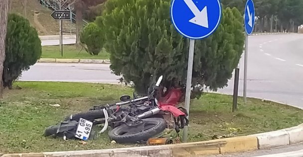 Kocaeli'de refüje çarpan motosikletin sürücüsü öldü