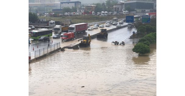 Kocaeli'de sağanak ulaşımı olumsuz etkiledi