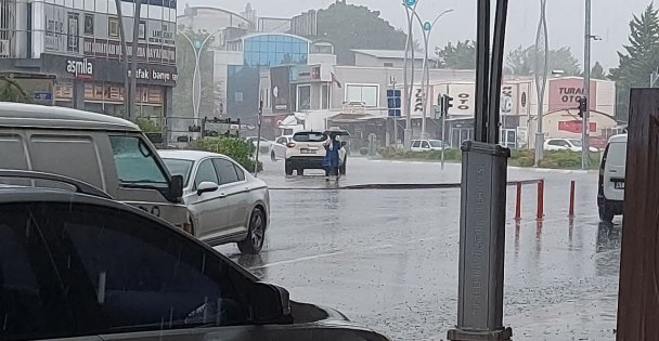 Kocaeli'de sağanak yağmur hayatı olumsuz etkiledi, caddeler sular altında kaldı