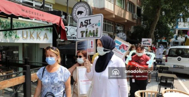 Kocaeli'de sağlık çalışanları aşı farkındalığını artırmak için sokağa çıktı