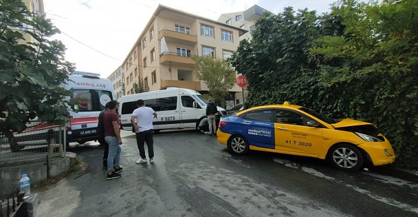 Kocaeli'de servis minibüsü ile çarpışan taksinin sürücüsü yaralandı