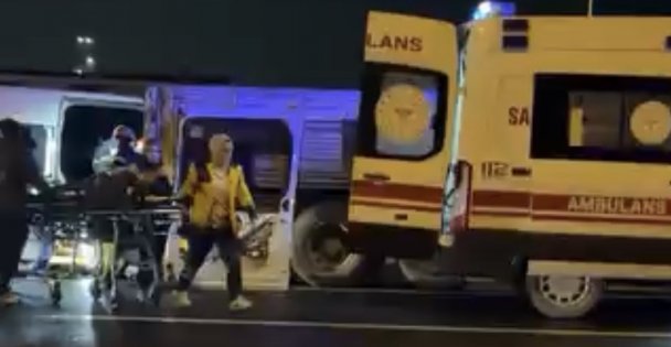 Kocaelide servis minibüsü ile kamyon çarpıştı: 7 yaralı