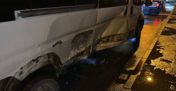 Kocaeli'de Servis Minibüsü Otomobille Çarpıştı: 4 Yaralı