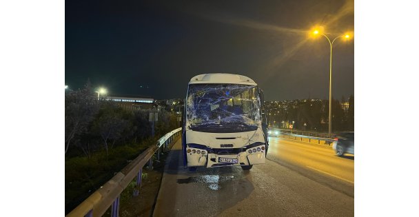 Kocaeli'de servis minibüsü tıra çarptı: 6 yaralı