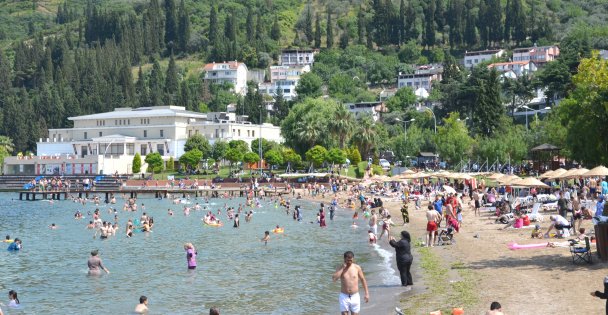Kocaeli'de sıcaktan bunalanlar bayramın son gününü denizde geçirdi