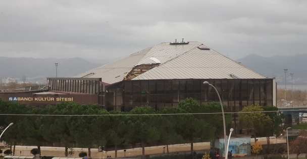 Kocaeli'de şiddetli rüzgar ve fırtınada 2 kişi öldü, 287 olaya müdahale edildi